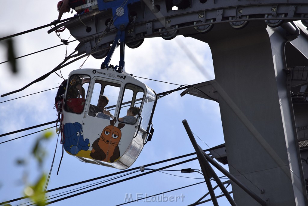 Koelner Seilbahn Gondel blieb haengen Koeln Linksrheinisch P096.JPG - Miklos Laubert